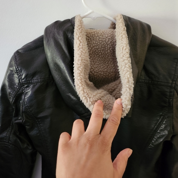 Levi's Women's Asymmetrical Sherpa Lined Faux Leather Jacket with Hood - EUC - Picture 5 of 9